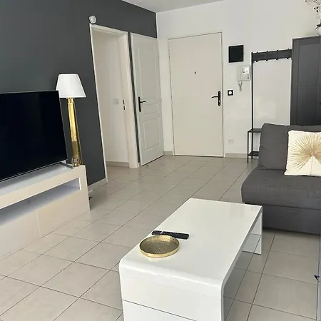 Apartment T3 Proche Gare Et Plages Parking Prive